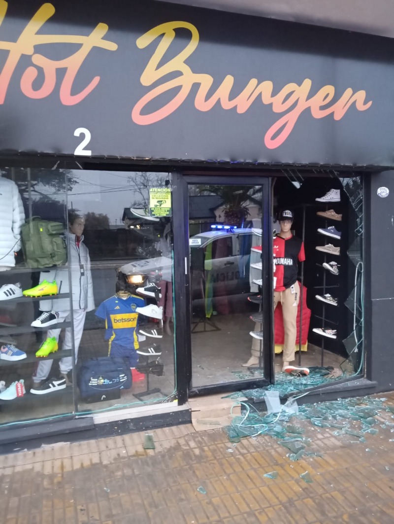 Destruyeron la vidriera y robaron en un comercio